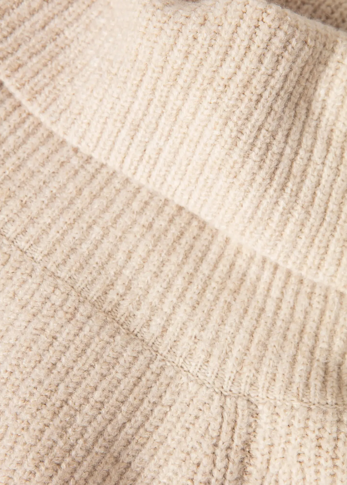 Beige patentstickad tröja