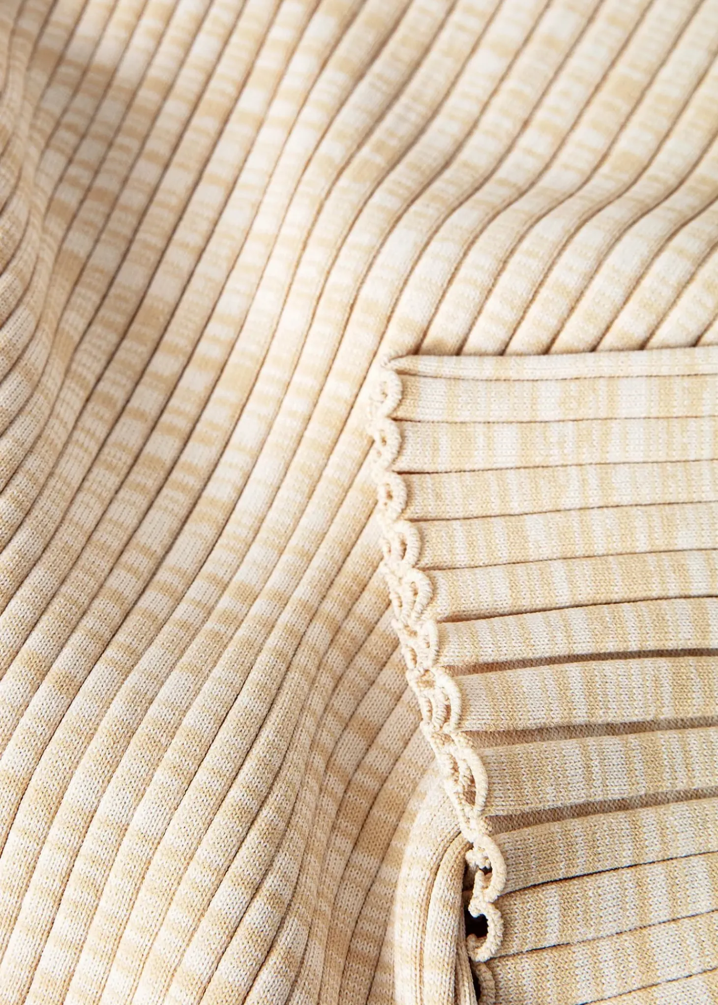 Beige ribbstickad klänning