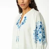 Broderad blus med puffärm