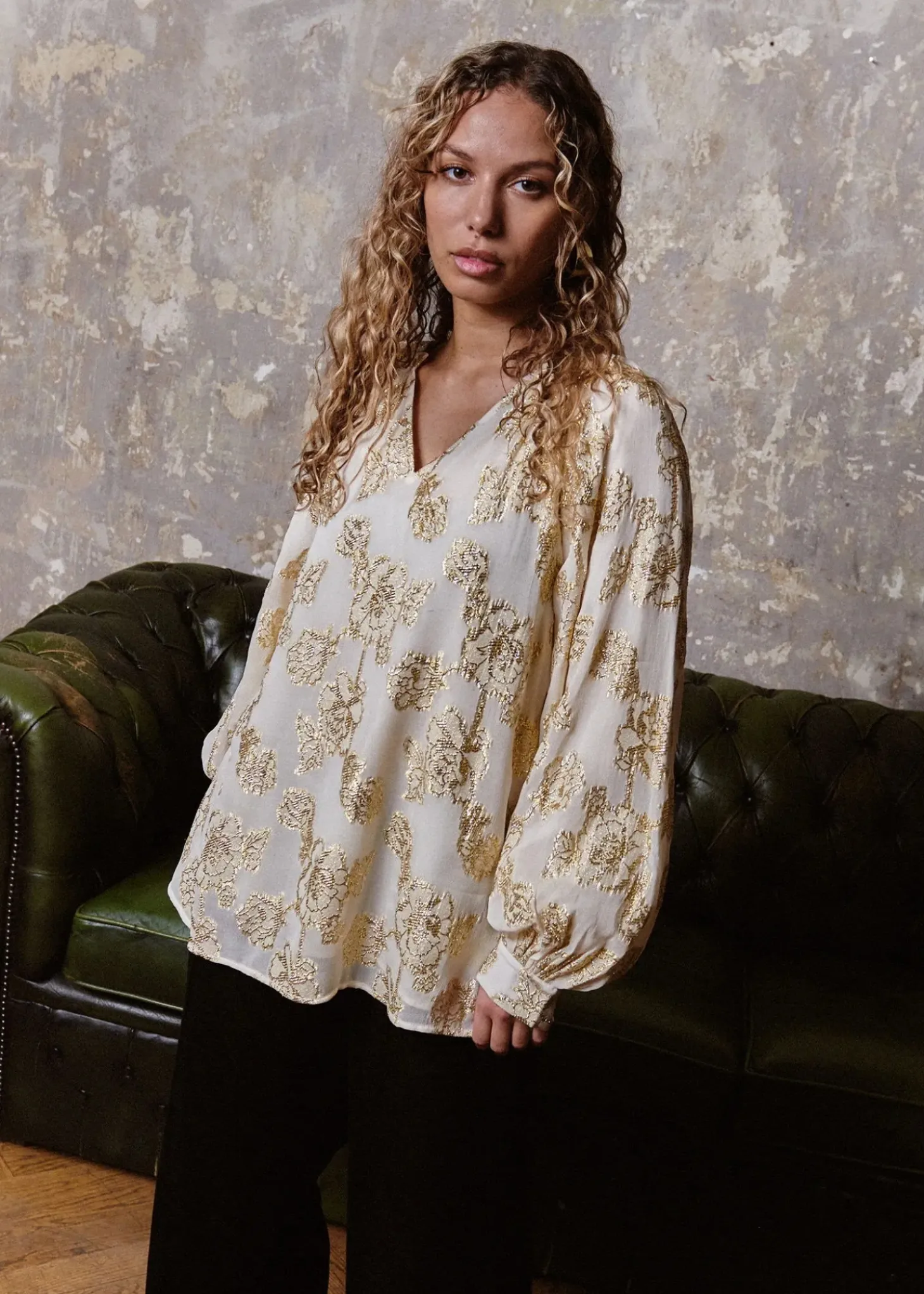 Broderad blus med puffärmar