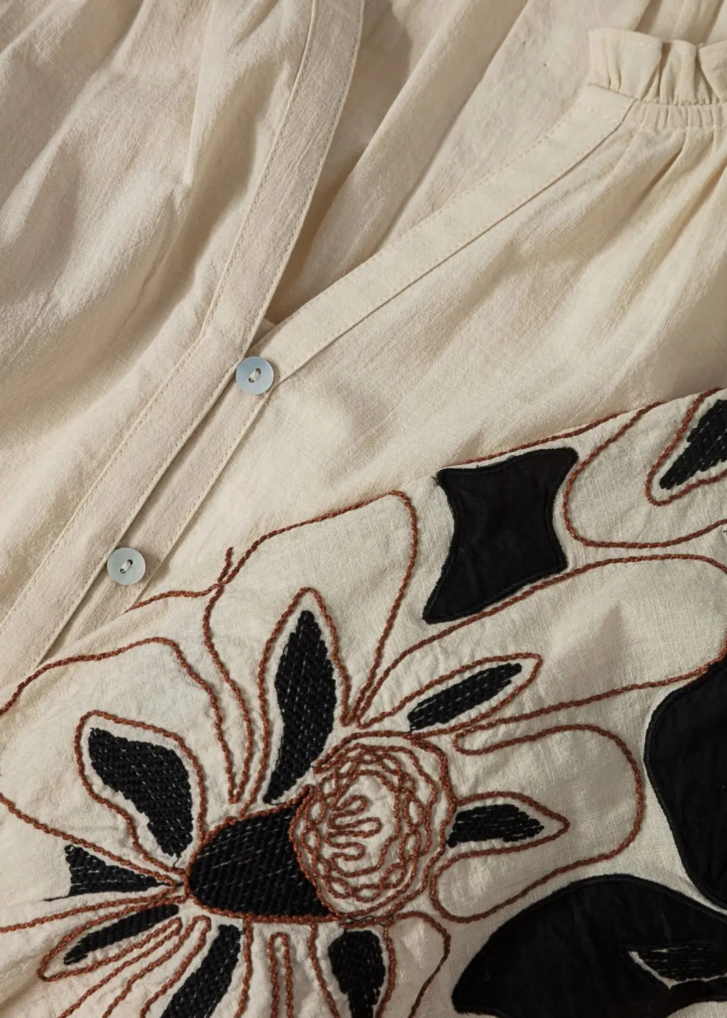 Broderad bomullsblus med puffärm