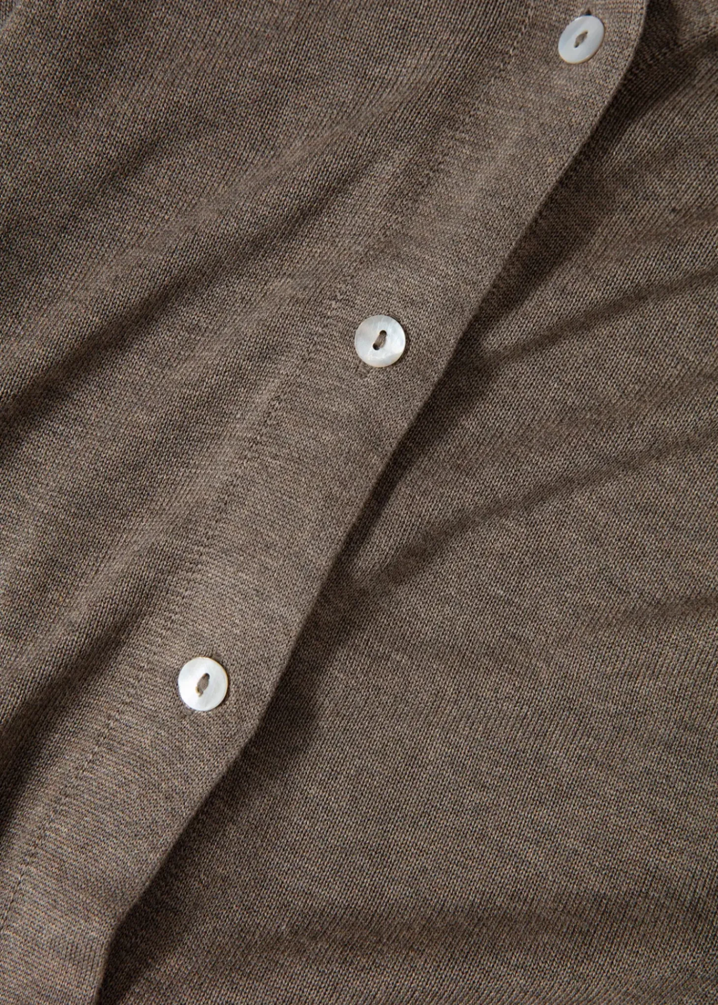 Enfärgad cardigan med krage