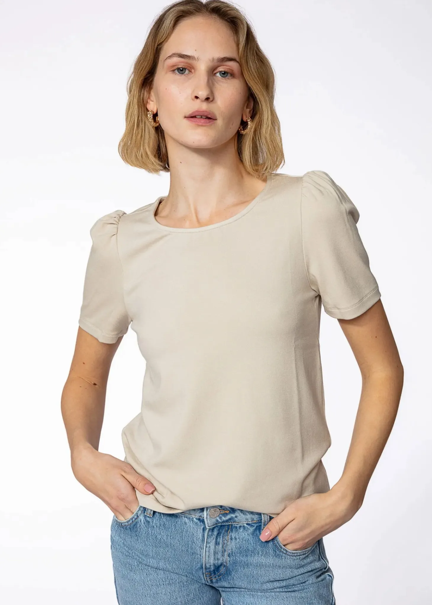 Enfärgad t-shirt med puffärm