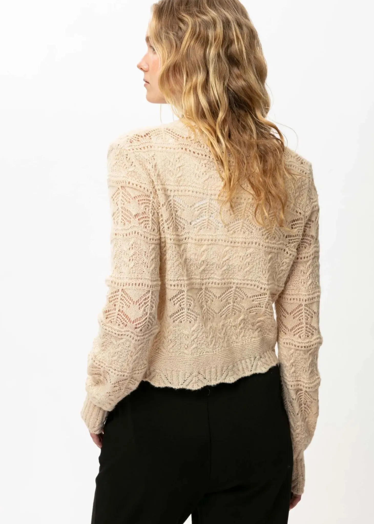 Mönsterstickad beige kofta