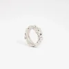 Silverfärgad ring