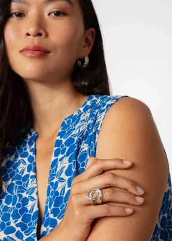 Silverfärgad ring