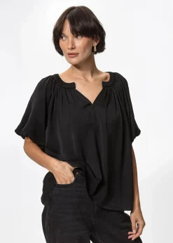 Svart blus med puffärm