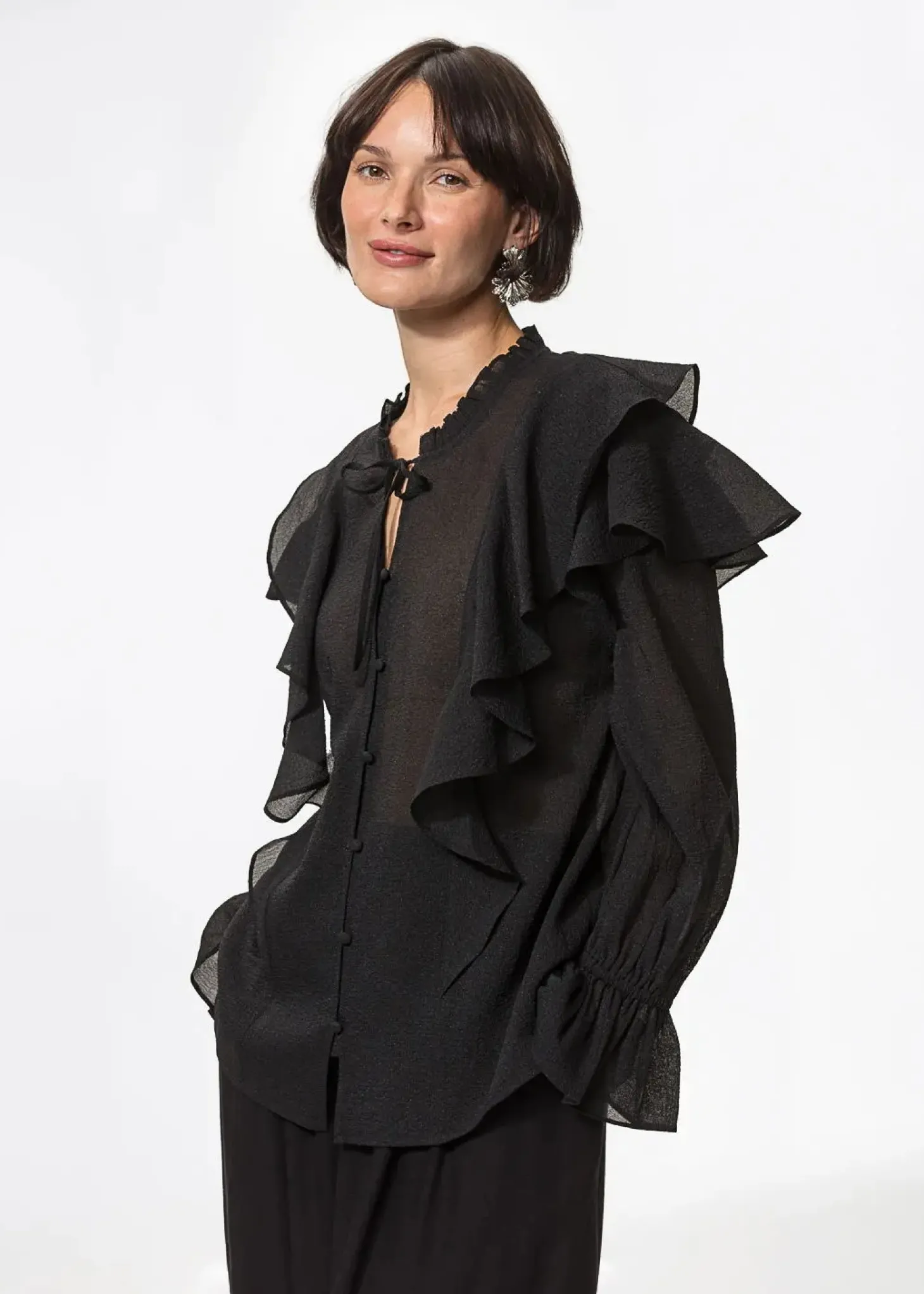 Svart blus med volang