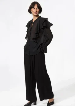 Svart blus med volang