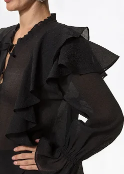 Svart blus med volang