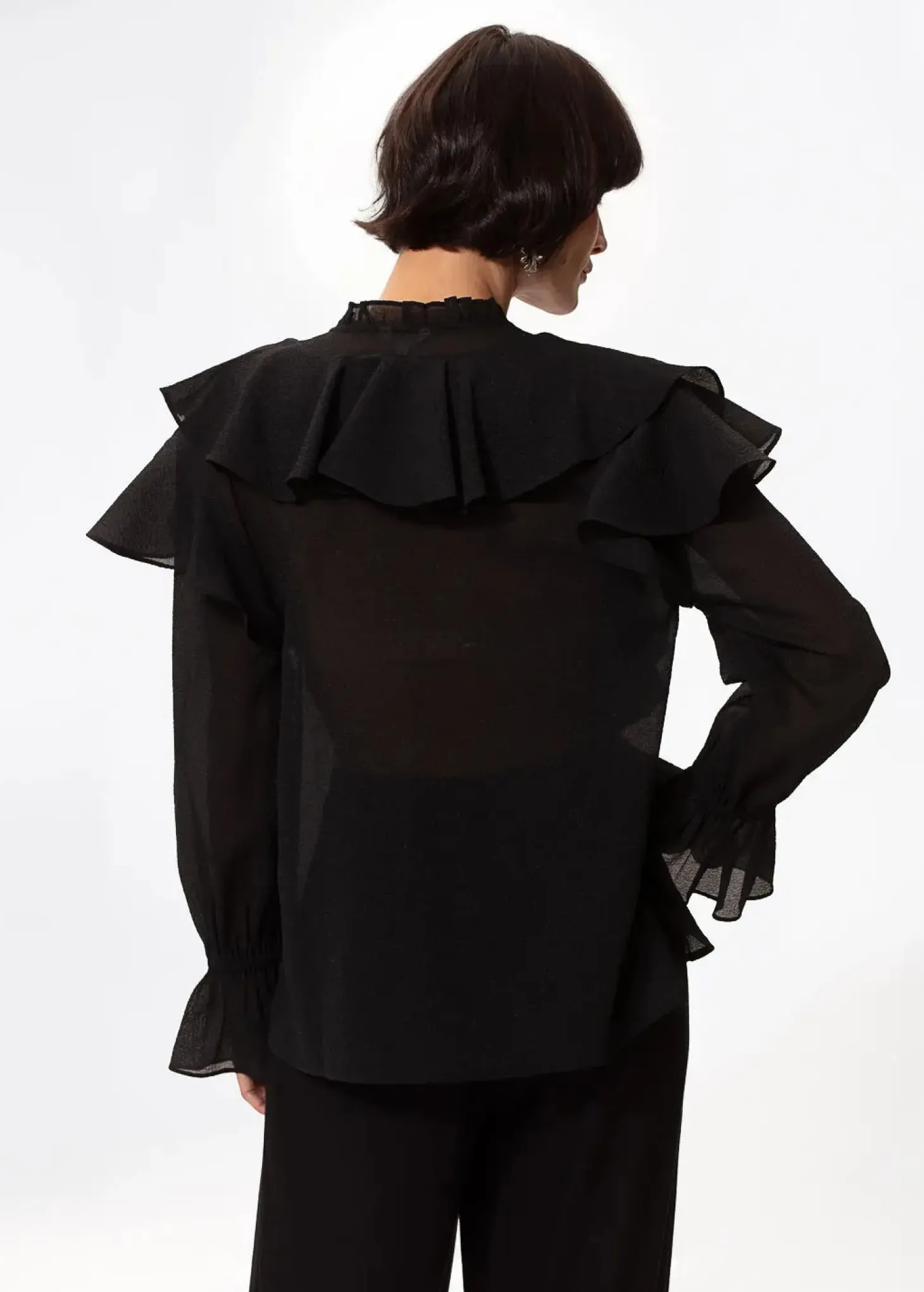 Svart blus med volang