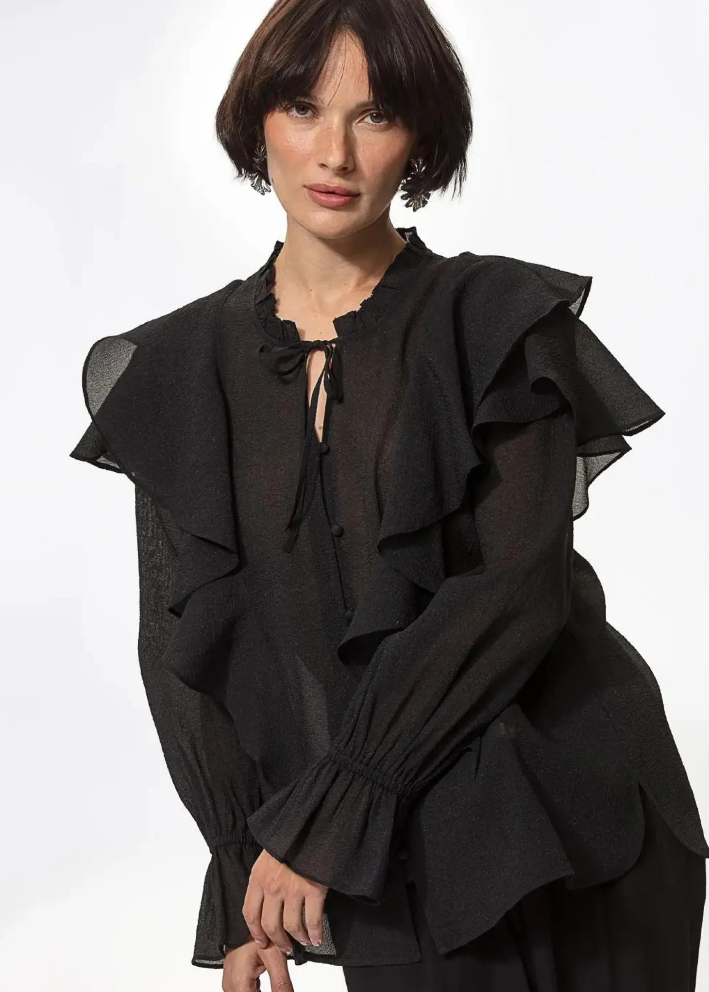 Svart blus med volang