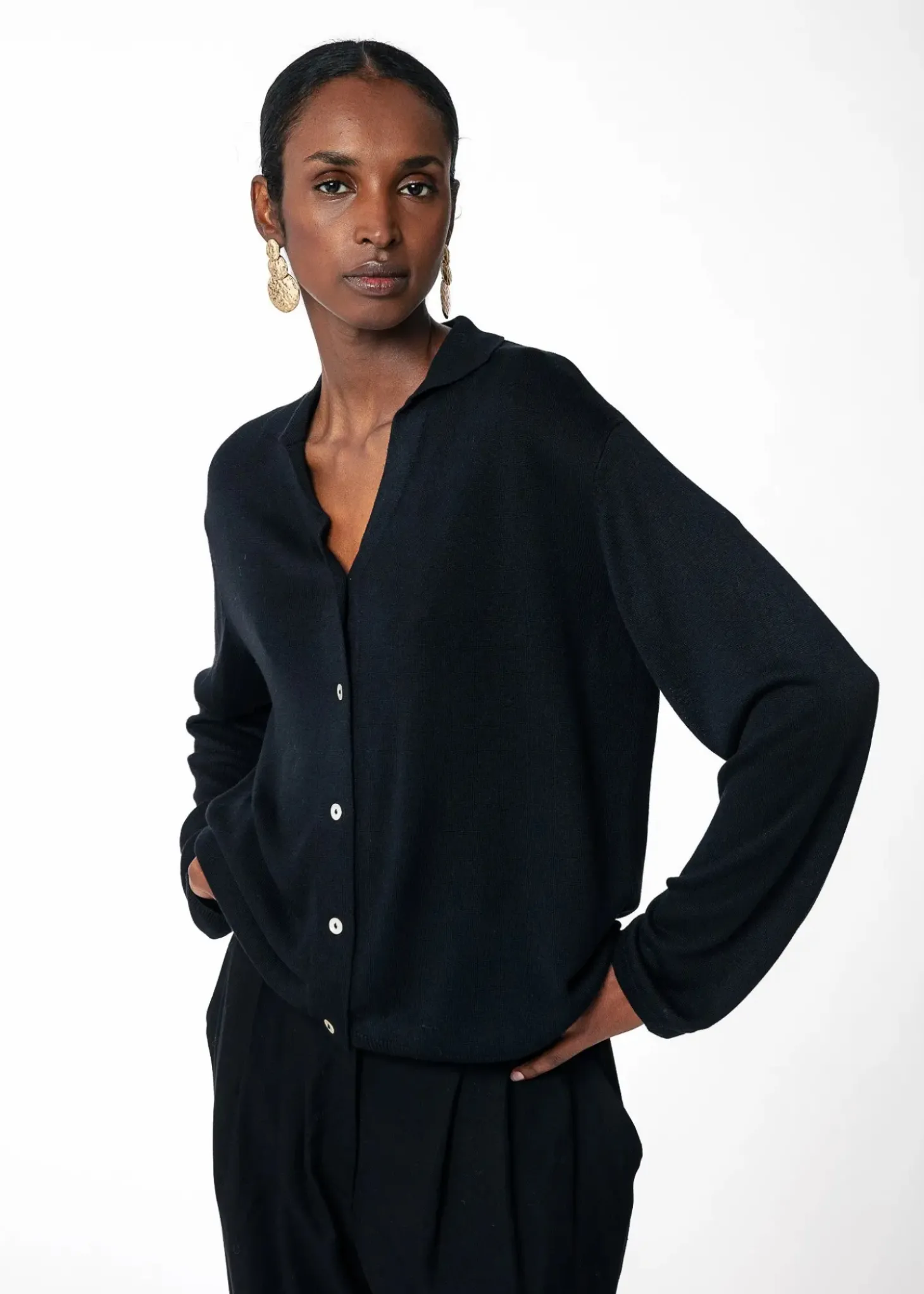 Svart finstickad cardigan med krage