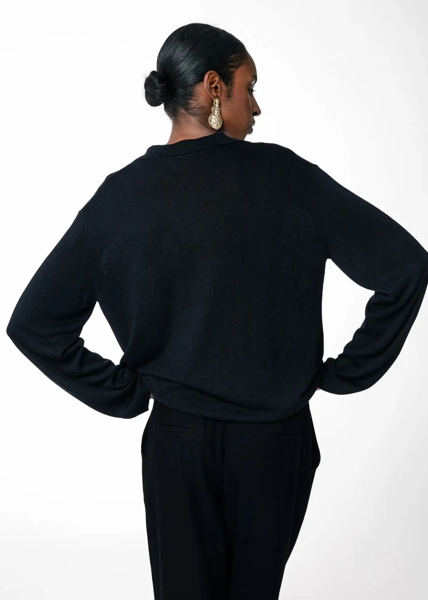 Svart finstickad cardigan med krage