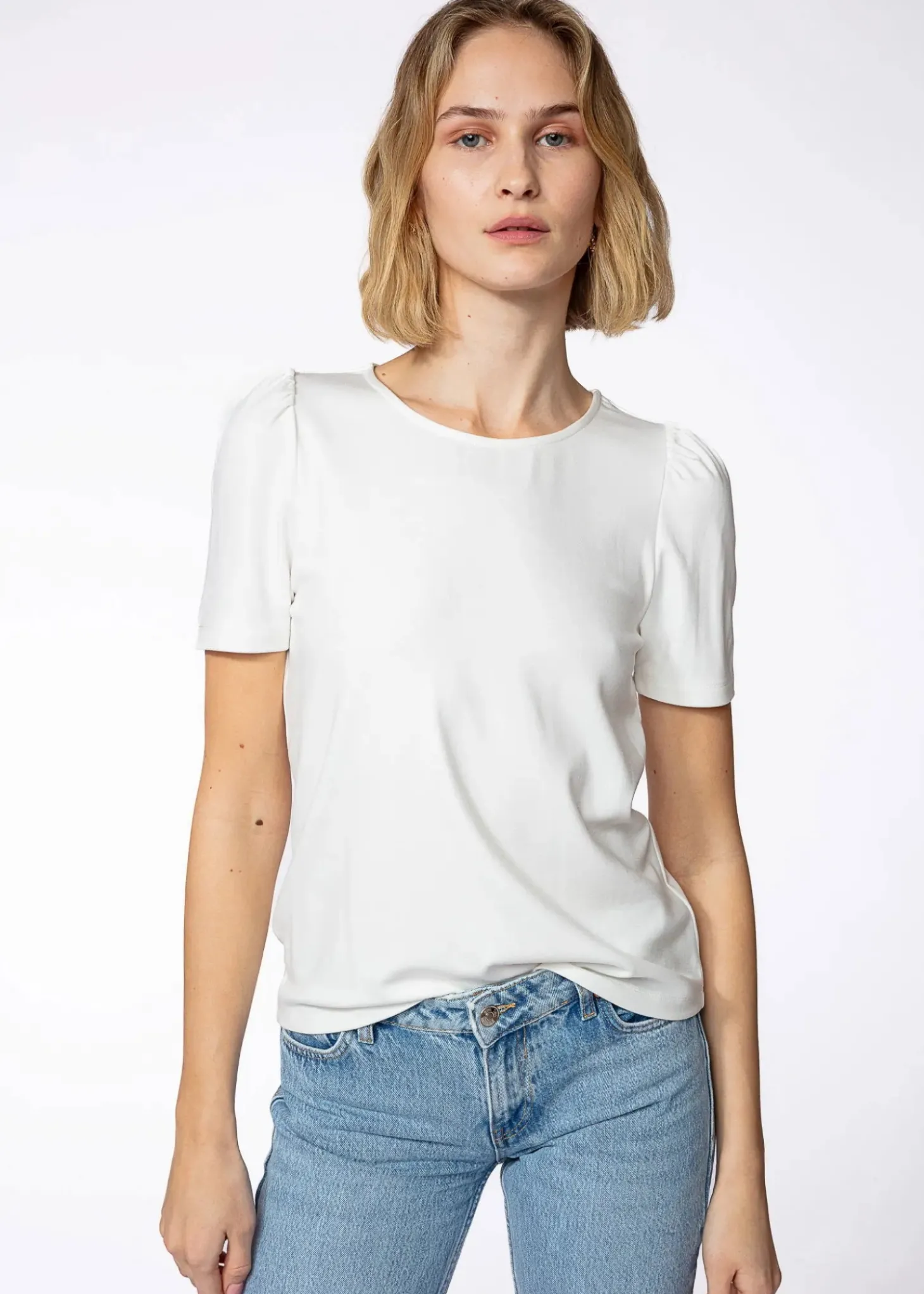 Vit t-shirt med puffärm